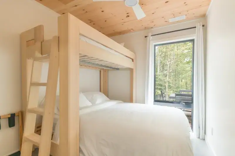 Queen and twin XL bunk beds with a forest view